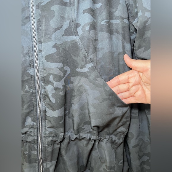 Lululemon Women's Black/Green  Camouflage Jacket Size 8 - Picture 6 of 13